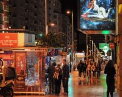 You can also spend some quality time with the dear ones with various top-notch bars located in this street. The street converts into a party place at 